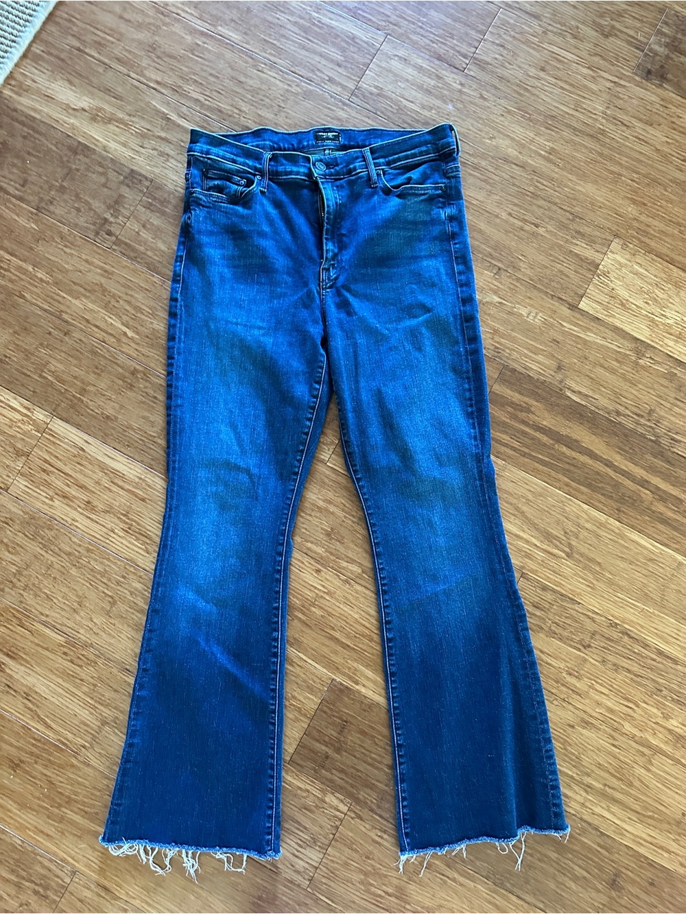 MOTHER weekender fray Jeans size 32 like new -mint condition wash